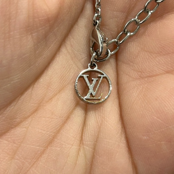 Louis Vuitton Metal Essential V Supple Necklace Silver - Picture 7 of 9
